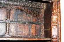 Carica l&#39;immagine nel visualizzatore di Gallery, Libreria Indiana Interamente Assemblata Con Fregi E Assi Recuperato Da Portali O Elementi Architettonici Di Case Indiane Antiche. Dimensioni 110x45xh110cm.