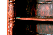 Carica l&#39;immagine nel visualizzatore di Gallery, Libreria Indiana Interamente Assemblata Con Fregi E Assi Recuperato Da Portali O Elementi Architettonici Di Case Indiane Antiche. Dimensioni 110x45xh110cm.