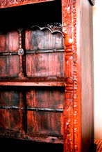 Carica l&#39;immagine nel visualizzatore di Gallery, Libreria Indiana Interamente Assemblata Con Fregi E Assi Recuperato Da Portali O Elementi Architettonici Di Case Indiane Antiche. Dimensioni 110x45xh110cm.