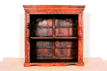 Carica l&#39;immagine nel visualizzatore di Gallery, Libreria Indiana Interamente Assemblata Con Fregi E Assi Recuperato Da Portali O Elementi Architettonici Di Case Indiane Antiche. Dimensioni 110x45xh110cm.