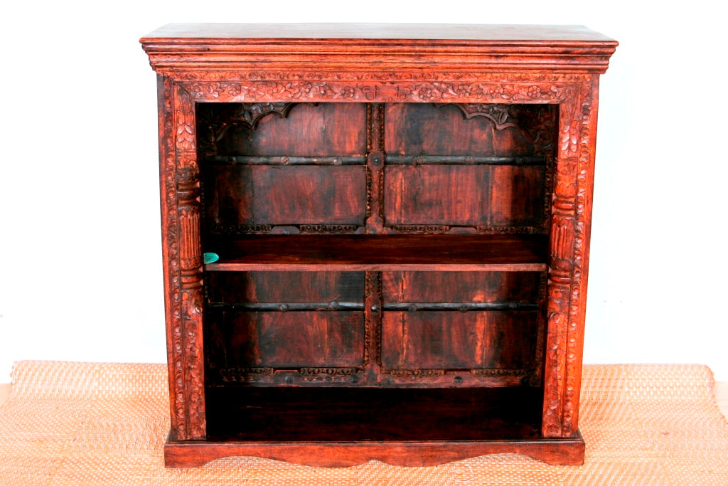 Libreria Indiana Interamente Assemblata Con Fregi E Assi Recuperato Da Portali O Elementi Architettonici Di Case Indiane Antiche. Dimensioni 110x45xh110cm.