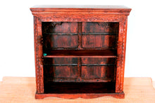 Carica l&#39;immagine nel visualizzatore di Gallery, Libreria Indiana Interamente Assemblata Con Fregi E Assi Recuperato Da Portali O Elementi Architettonici Di Case Indiane Antiche. Dimensioni 110x45xh110cm.