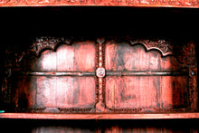 Carica l&#39;immagine nel visualizzatore di Gallery, Libreria Indiana Interamente Assemblata Con Fregi E Assi Recuperato Da Portali O Elementi Architettonici Di Case Indiane Antiche. Dimensioni 110x45xh110cm.