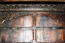 Carica l&#39;immagine nel visualizzatore di Gallery, Libreria Indiana Interamente Assemblata Con Fregi E Assi Recuperato Da Portali O Elementi Architettonici Di Case Indiane Antiche. Dimensioni 110x45xh110cm.