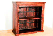 Carica l&#39;immagine nel visualizzatore di Gallery, Libreria Indiana Interamente Assemblata Con Fregi E Assi Recuperato Da Portali O Elementi Architettonici Di Case Indiane Antiche. Dimensioni 110x45xh110cm.