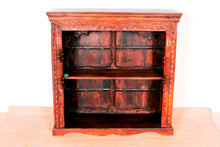 Carica l&#39;immagine nel visualizzatore di Gallery, Libreria Indiana Interamente Assemblata Con Fregi E Assi Recuperato Da Portali O Elementi Architettonici Di Case Indiane Antiche. Dimensioni 110x45xh110cm.