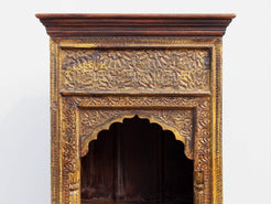 Libreria Indiana Con Fregio Recuperato Da Un Antico Portale In Legno Di Teak. Dotata Di 3 Ripiani. Databile Primi '900.  Dimensioni 76x45xh177cm.