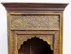 Libreria Indiana Con Fregio Recuperato Da Un Antico Portale In Legno Di Teak. Dotata Di 3 Ripiani. Databile Primi '900.  Dimensioni 76x45xh177cm.