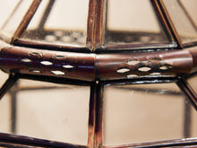Carica l&#39;immagine nel visualizzatore di Gallery, Lanterna Metallo E Vetro. Provenienza Marocco.  lavorata artigianalmente , traforata a mano senza l&#39;utilizzo di macchine .  dotata di porta per inserire candela / impianto  vetro trasparente sul fondo in modo da poterla usare sia appesa che da appoggio  Dimensioni 24x24xh58 cm 