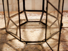 Carica l&#39;immagine nel visualizzatore di Gallery, Lanterna Metallo E Vetro. Provenienza Marocco.  lavorata artigianalmente , traforata a mano senza l&#39;utilizzo di macchine .  dotata di porta per inserire candela / impianto  vetro trasparente sul fondo in modo da poterla usare sia appesa che da appoggio  Dimensioni 24x24xh58 cm 