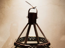 Carica l&#39;immagine nel visualizzatore di Gallery, Lanterna Metallo E Vetro. Provenienza Marocco.  lavorata artigianalmente , traforata a mano senza l&#39;utilizzo di macchine .  dotata di porta per inserire candela / impianto  vetro trasparente sul fondo in modo da poterla usare sia appesa che da appoggio  Dimensioni 24x24xh58 cm 