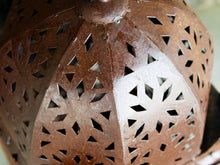 Carica l&#39;immagine nel visualizzatore di Gallery, lanterna marocchina in metallo traforata di colore ruggine. Lavorata artigianalmente . dimensioni 30x30 h90cm.   per info ed ulteriori foto info@etniko.it facebook / instagram / pinterest : etnikobycrosato 0039 3338778241