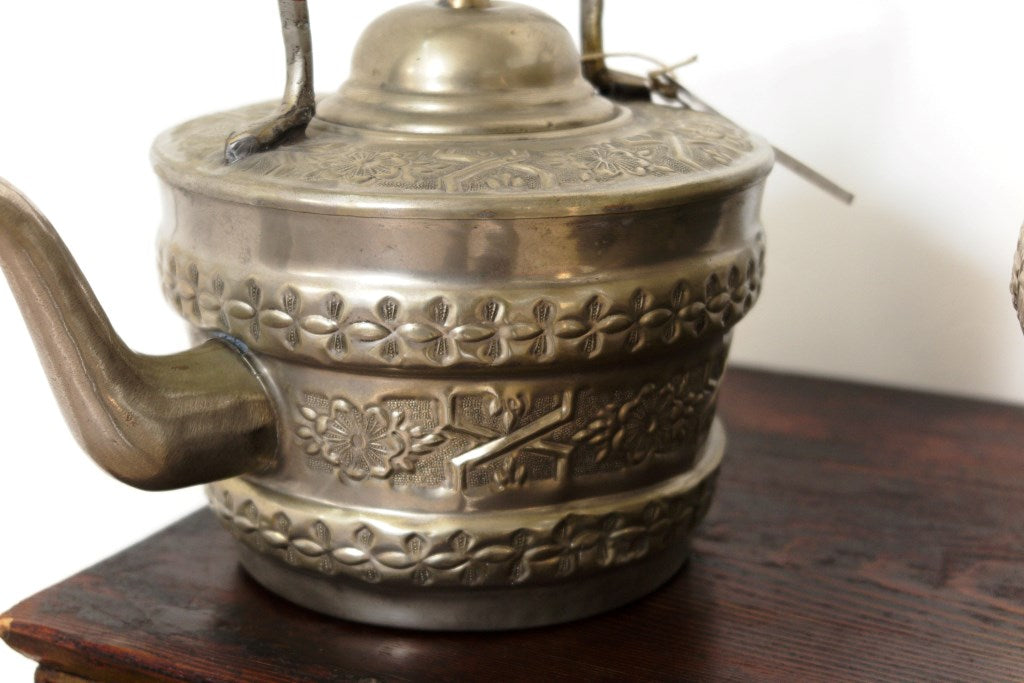 Lavamani Marocco In Argentone Con Brocca E Vasca Raccogli Acqua Lavorato E Decorato Artigianalmente Senza L'Utilizzo Di Stampi, Costruito In Argentone Lega Di Metallo, Trattato Con Antiossido. Dimensioni 40x40xh50cm.