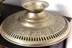 Lavamani Marocco In Argentone Con Brocca E Vasca Raccogli Acqua Lavorato E Decorato Artigianalmente Senza L'Utilizzo Di Stampi, Costruito In Argentone Lega Di Metallo, Trattato Con Antiossido. Dimensioni 40x40xh50cm.