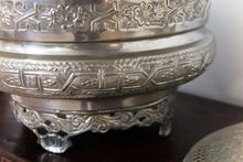 Carica l&#39;immagine nel visualizzatore di Gallery, Lavamani Marocco In Argentone Con Brocca E Vasca Raccogli Acqua Lavorato E Decorato Artigianalmente Senza L&#39;Utilizzo Di Stampi, Costruito In Argentone Lega Di Metallo, Trattato Con Antiossido. Dimensioni 40x40xh50cm.