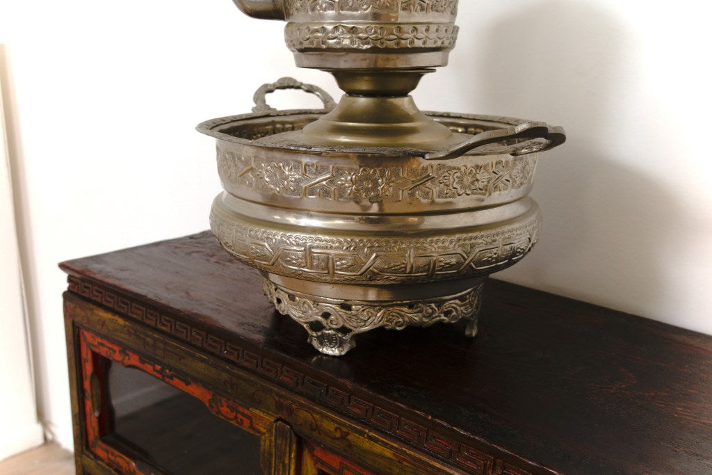 Lavamani Marocco In Argentone Con Brocca E Vasca Raccogli Acqua Lavorato E Decorato Artigianalmente Senza L'Utilizzo Di Stampi, Costruito In Argentone Lega Di Metallo, Trattato Con Antiossido. Dimensioni 40x40xh50cm.