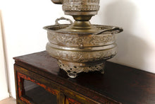 Carica l&#39;immagine nel visualizzatore di Gallery, Lavamani Marocco In Argentone Con Brocca E Vasca Raccogli Acqua Lavorato E Decorato Artigianalmente Senza L&#39;Utilizzo Di Stampi, Costruito In Argentone Lega Di Metallo, Trattato Con Antiossido. Dimensioni 40x40xh50cm.