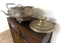 Lavamani Marocco In Argentone Con Brocca E Vasca Raccogli Acqua Lavorato E Decorato Artigianalmente Senza L'Utilizzo Di Stampi, Costruito In Argentone Lega Di Metallo, Trattato Con Antiossido. Dimensioni 40x40xh50cm.