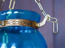Carica l&#39;immagine nel visualizzatore di Gallery, Lanterna vetro colorata azzurra.  Dimensioni parte in vetro diametro 8 h12cm, il resto è regolabile a piacere. Disponibile anche in altri colori, rossa e azzurra.   per info ed ulteriori foto mail info@etniko.it watshapp 0039 3338778241 facebook / instagram / pinterest : etnikobycrosato