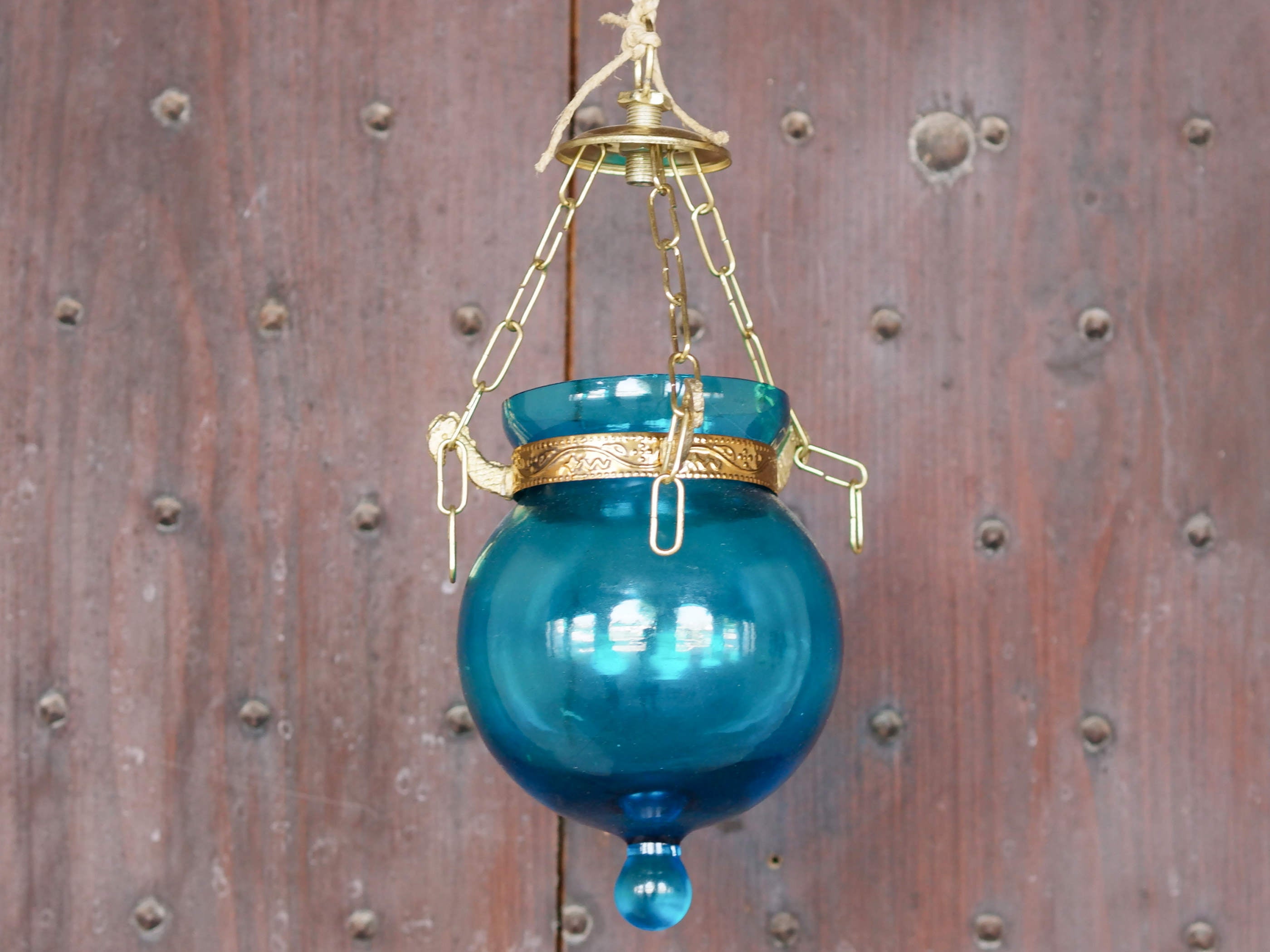 Lanterna vetro colorata azzurra.  Dimensioni parte in vetro diametro 8 h12cm, il resto è regolabile a piacere. Disponibile anche in altri colori, rossa e azzurra.   per info ed ulteriori foto mail info@etniko.it watshapp 0039 3338778241 facebook / instagram / pinterest : etnikobycrosato