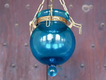 Carica l&#39;immagine nel visualizzatore di Gallery, Lanterna vetro colorata azzurra.  Dimensioni parte in vetro diametro 8 h12cm, il resto è regolabile a piacere. Disponibile anche in altri colori, rossa e azzurra.   per info ed ulteriori foto mail info@etniko.it watshapp 0039 3338778241 facebook / instagram / pinterest : etnikobycrosato