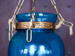 Lanterna vetro colorata azzurra.  Dimensioni parte in vetro diametro 8 h12cm, il resto è regolabile a piacere. Disponibile anche in altri colori, rossa e azzurra.   per info ed ulteriori foto mail info@etniko.it watshapp 0039 3338778241 facebook / instagram / pinterest : etnikobycrosato