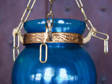 Carica l&#39;immagine nel visualizzatore di Gallery, Lanterna vetro colorata azzurra.  Dimensioni parte in vetro diametro 8 h12cm, il resto è regolabile a piacere. Disponibile anche in altri colori, rossa e azzurra.   per info ed ulteriori foto mail info@etniko.it watshapp 0039 3338778241 facebook / instagram / pinterest : etnikobycrosato