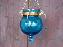 Carica l&#39;immagine nel visualizzatore di Gallery, Lanterna vetro colorata azzurra.  Dimensioni parte in vetro diametro 8 h12cm, il resto è regolabile a piacere. Disponibile anche in altri colori, rossa e azzurra.   per info ed ulteriori foto mail info@etniko.it watshapp 0039 3338778241 facebook / instagram / pinterest : etnikobycrosato