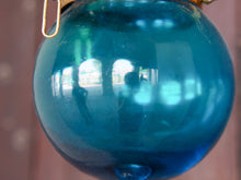 Carica l&#39;immagine nel visualizzatore di Gallery, Lanterna vetro colorata azzurra.  Dimensioni parte in vetro diametro 8 h12cm, il resto è regolabile a piacere. Disponibile anche in altri colori, rossa e azzurra.   per info ed ulteriori foto mail info@etniko.it watshapp 0039 3338778241 facebook / instagram / pinterest : etnikobycrosato