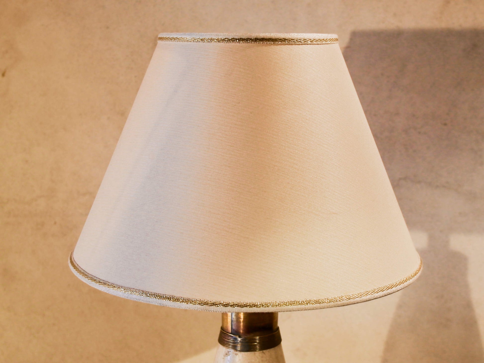 Lampada creata con vaso tadelakt, un intonaco di origine marocchina tipico della città di Marrakech, un metodo completamente ecologico basato sull'utilizzo di calce idrata, sapone nero, pigmenti naturali e cere. Dimensioni vaso compreso impianto diametro 11 h 52 cm, ingombro totale compreso paralume diametro 25 h 65cm.