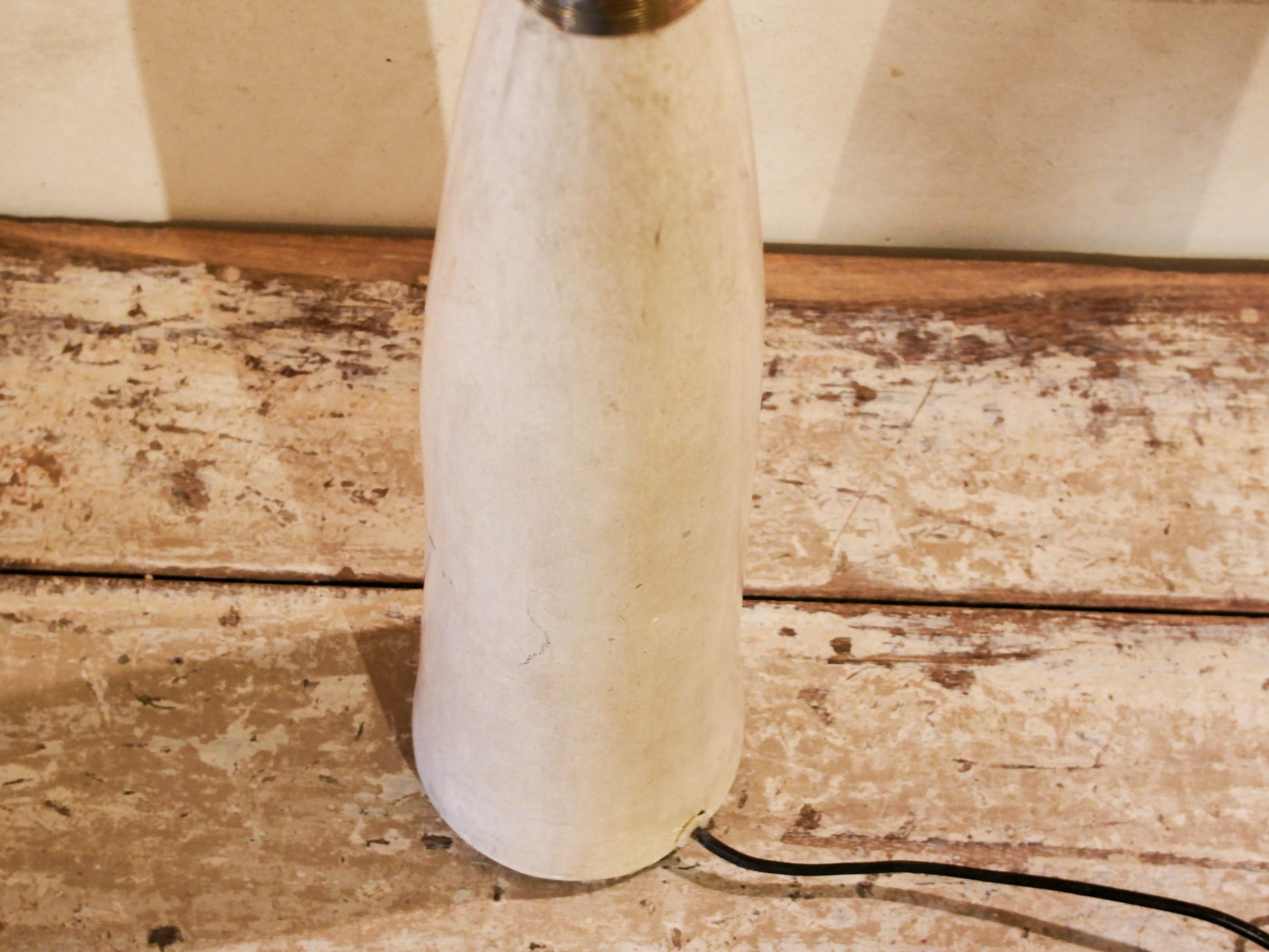 Lampada creata con vaso tadelakt, un intonaco di origine marocchina tipico della città di Marrakech, un metodo completamente ecologico basato sull'utilizzo di calce idrata, sapone nero, pigmenti naturali e cere. Dimensioni vaso compreso impianto diametro 11 h 52 cm, ingombro totale compreso paralume diametro 25 h 65cm.