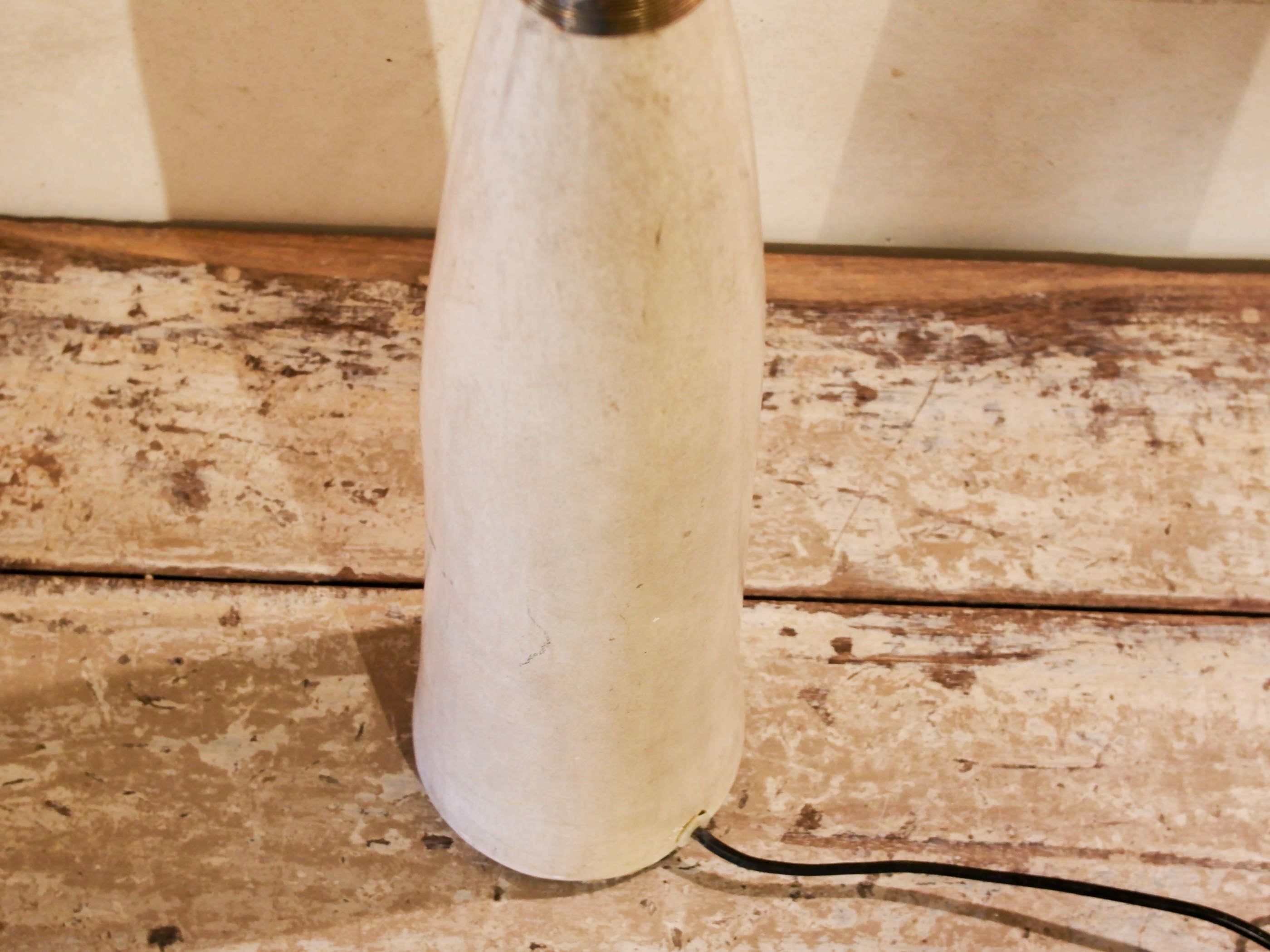 Lampada creata con vaso tadelakt, un intonaco di origine marocchina tipico della città di Marrakech, un metodo completamente ecologico basato sull'utilizzo di calce idrata, sapone nero, pigmenti naturali e cere. Dimensioni vaso compreso impianto diametro 11 h 52 cm, ingombro totale compreso paralume diametro 25 h 65cm.