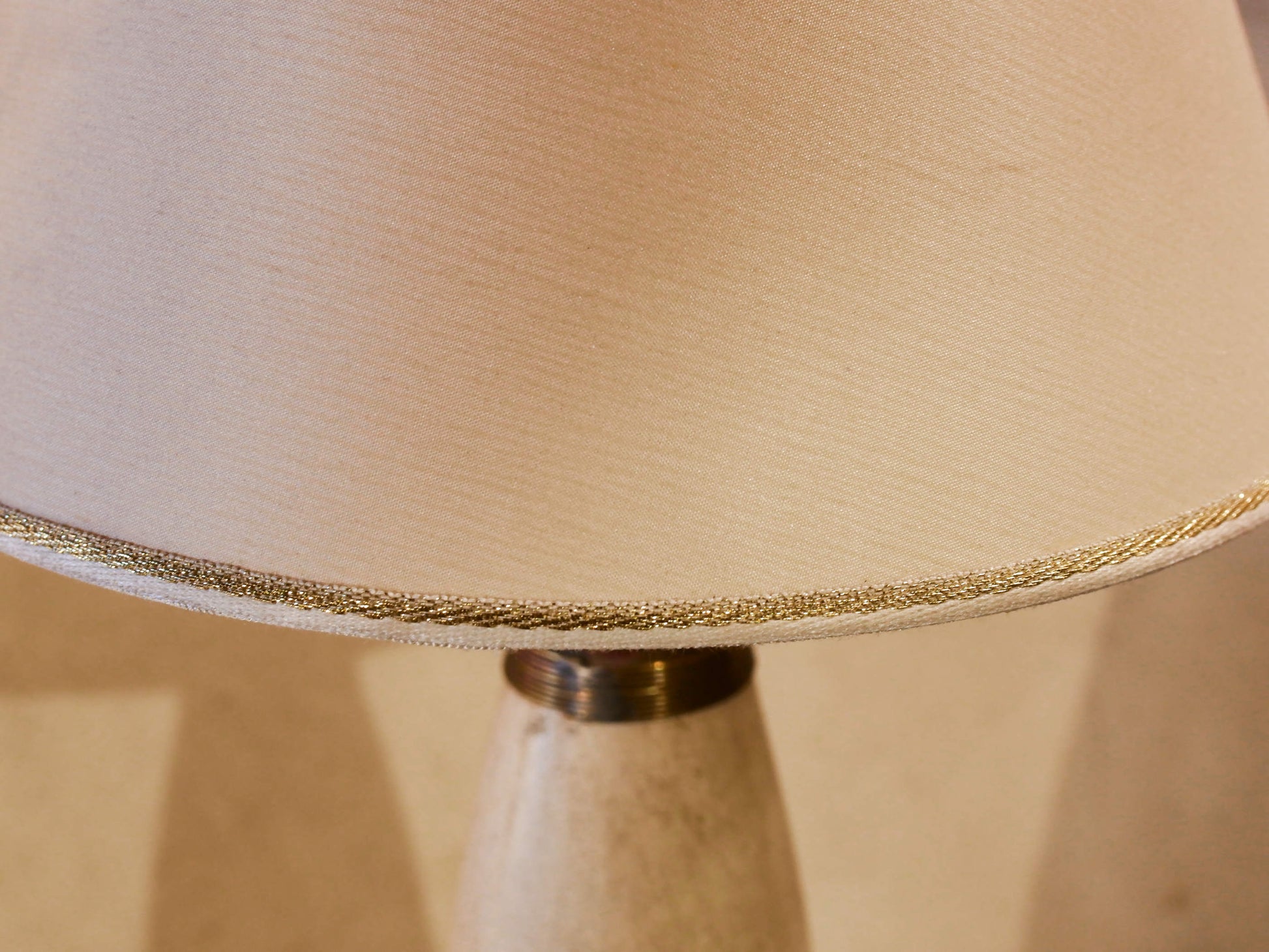 Lampada creata con vaso tadelakt, un intonaco di origine marocchina tipico della città di Marrakech, un metodo completamente ecologico basato sull'utilizzo di calce idrata, sapone nero, pigmenti naturali e cere. Dimensioni vaso compreso impianto diametro 11 h 52 cm, ingombro totale compreso paralume diametro 25 h 65cm.