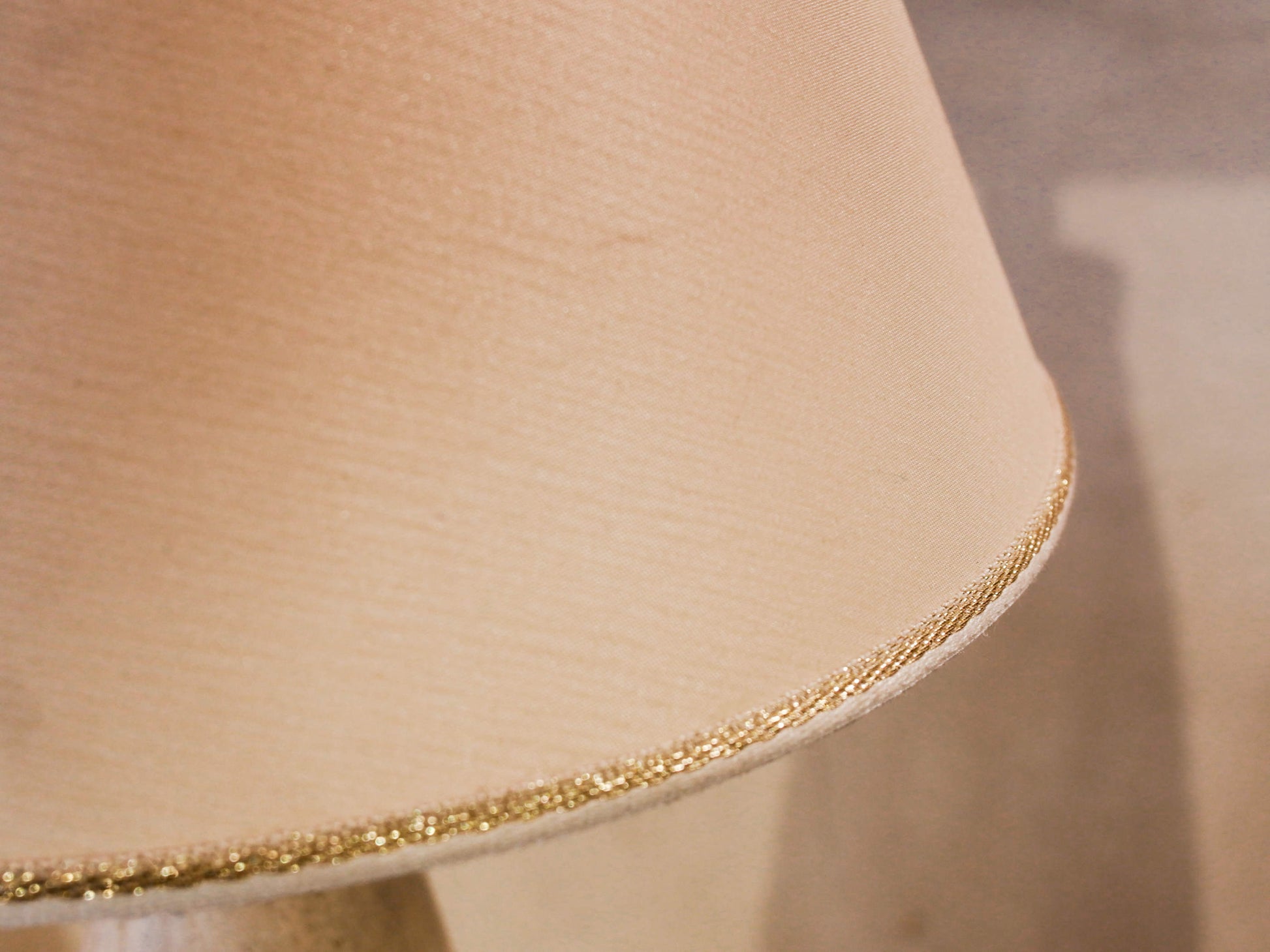 Lampada creata con vaso tadelakt, un intonaco di origine marocchina tipico della città di Marrakech, un metodo completamente ecologico basato sull'utilizzo di calce idrata, sapone nero, pigmenti naturali e cere. Dimensioni vaso compreso impianto diametro 11 h 52 cm, ingombro totale compreso paralume diametro 25 h 65cm.