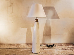 Lampada creata con vaso tadelakt, un intonaco di origine marocchina tipico della città di Marrakech, un metodo completamente ecologico basato sull'utilizzo di calce idrata, sapone nero, pigmenti naturali e cere. Dimensioni vaso compreso impianto diametro 11 h 52 cm, ingombro totale compreso paralume diametro 25 h 65cm.
