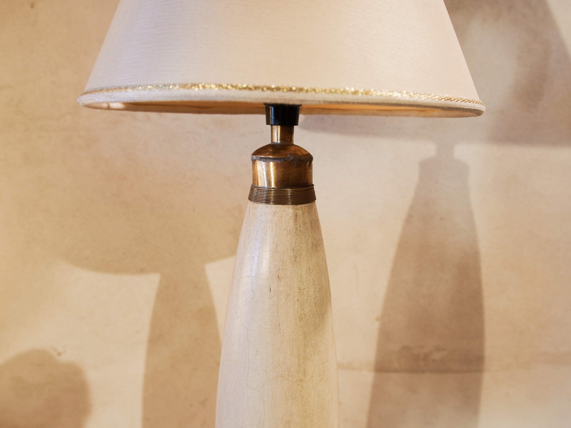 Lampada creata con vaso tadelakt, un intonaco di origine marocchina tipico della città di Marrakech, un metodo completamente ecologico basato sull'utilizzo di calce idrata, sapone nero, pigmenti naturali e cere. Dimensioni vaso compreso impianto diametro 11 h 52 cm, ingombro totale compreso paralume diametro 25 h 65cm.