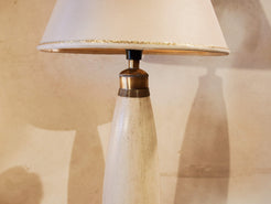 Lampada creata con vaso tadelakt, un intonaco di origine marocchina tipico della città di Marrakech, un metodo completamente ecologico basato sull'utilizzo di calce idrata, sapone nero, pigmenti naturali e cere. Dimensioni vaso compreso impianto diametro 11 h 52 cm, ingombro totale compreso paralume diametro 25 h 65cm.