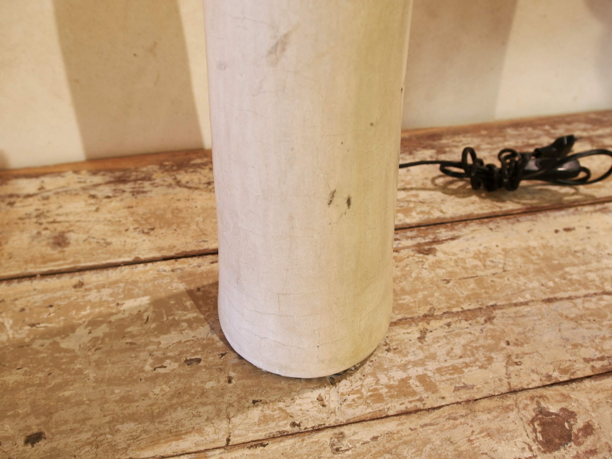 Lampada creata con vaso tadelakt, un intonaco di origine marocchina tipico della città di Marrakech, un metodo completamente ecologico basato sull'utilizzo di calce idrata, sapone nero, pigmenti naturali e cere. Dimensioni vaso compreso impianto diametro 11 h 52 cm, ingombro totale compreso paralume diametro 25 h 65cm.