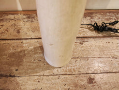 Lampada creata con vaso tadelakt, un intonaco di origine marocchina tipico della città di Marrakech, un metodo completamente ecologico basato sull'utilizzo di calce idrata, sapone nero, pigmenti naturali e cere. Dimensioni vaso compreso impianto diametro 11 h 52 cm, ingombro totale compreso paralume diametro 25 h 65cm.