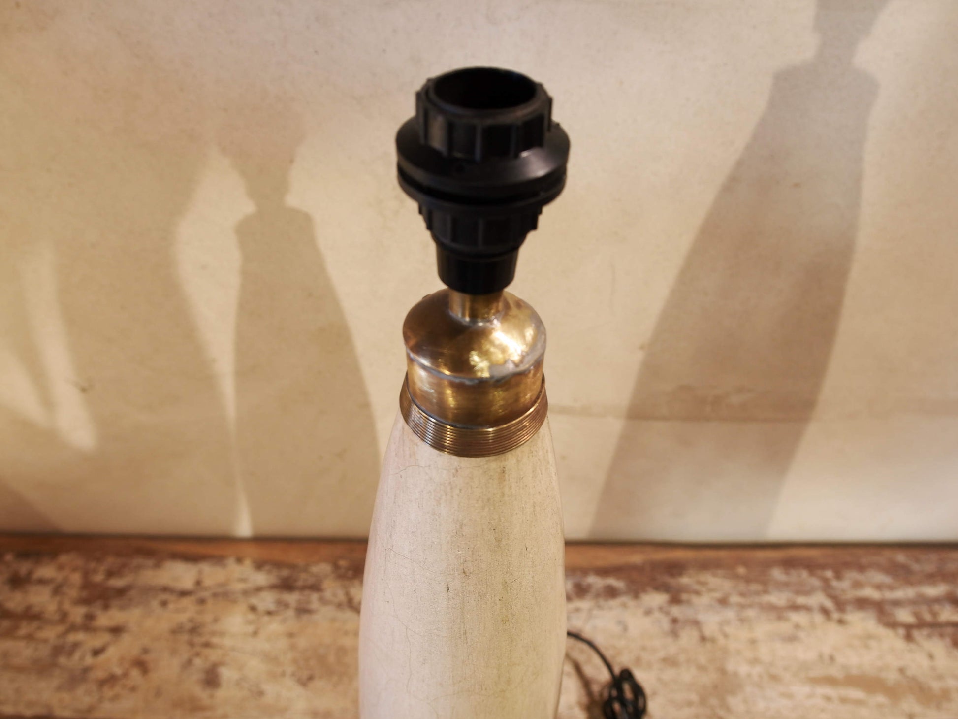 Lampada creata con vaso tadelakt, un intonaco di origine marocchina tipico della città di Marrakech, un metodo completamente ecologico basato sull'utilizzo di calce idrata, sapone nero, pigmenti naturali e cere. Dimensioni vaso compreso impianto diametro 11 h 52 cm, ingombro totale compreso paralume diametro 25 h 65cm.