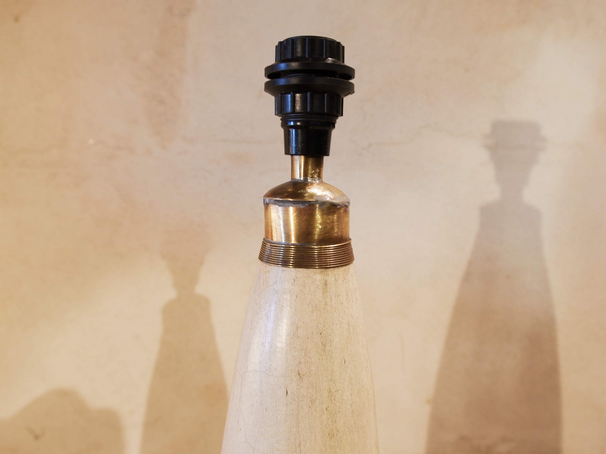 Lampada creata con vaso tadelakt, un intonaco di origine marocchina tipico della città di Marrakech, un metodo completamente ecologico basato sull'utilizzo di calce idrata, sapone nero, pigmenti naturali e cere. Dimensioni vaso compreso impianto diametro 11 h 52 cm, ingombro totale compreso paralume diametro 25 h 65cm.