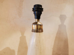 Lampada creata con vaso tadelakt, un intonaco di origine marocchina tipico della città di Marrakech, un metodo completamente ecologico basato sull'utilizzo di calce idrata, sapone nero, pigmenti naturali e cere. Dimensioni vaso compreso impianto diametro 11 h 52 cm, ingombro totale compreso paralume diametro 25 h 65cm.