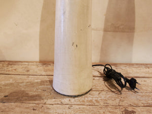 Lampada creata con vaso tadelakt, un intonaco di origine marocchina tipico della città di Marrakech, un metodo completamente ecologico basato sull'utilizzo di calce idrata, sapone nero, pigmenti naturali e cere. Dimensioni vaso compreso impianto diametro 11 h 52 cm, ingombro totale compreso paralume diametro 25 h 65cm.