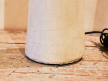 Carica l&#39;immagine nel visualizzatore di Gallery, Lampada creata con vaso tadelakt, un intonaco di origine marocchina tipico della città di Marrakech, un metodo completamente ecologico basato sull&#39;utilizzo di calce idrata, sapone nero, pigmenti naturali e cere. Dimensioni vaso compreso impianto diametro 11 h 52 cm, ingombro totale compreso paralume diametro 25 h 65cm.