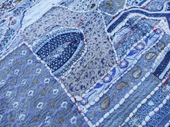 arazzo in cotone, lavorato artigianalmente a mano con tecnica patchwork.  tipici dell'india del nord, in Rajasthan  l'arazzo in casa è simbolo di fortuna e prosperità.  Pezzo Unico. Ideale come tessuto da appendere a parete ma si puo' impiegare anche come tappeto.    Dimensioni 110x160cm