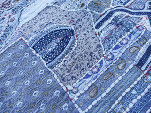 arazzo in cotone, lavorato artigianalmente a mano con tecnica patchwork.  tipici dell'india del nord, in Rajasthan  l'arazzo in casa è simbolo di fortuna e prosperità.  Pezzo Unico. Ideale come tessuto da appendere a parete ma si puo' impiegare anche come tappeto.    Dimensioni 110x160cm