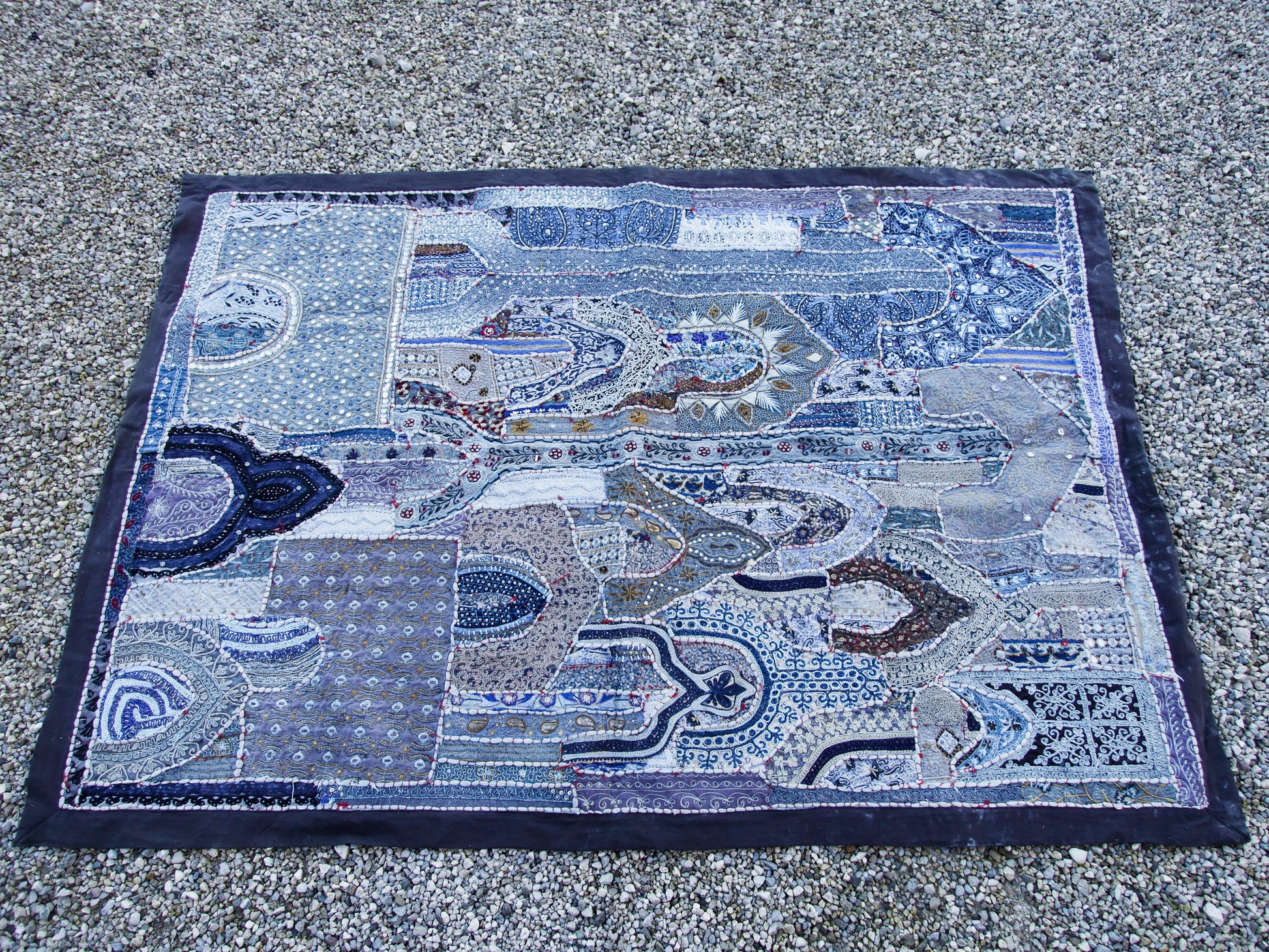 arazzo in cotone, lavorato artigianalmente a mano con tecnica patchwork.  tipici dell'india del nord, in Rajasthan  l'arazzo in casa è simbolo di fortuna e prosperità.  Pezzo Unico. Ideale come tessuto da appendere a parete ma si puo' impiegare anche come tappeto.    Dimensioni 110x160cm