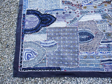 Carica l&#39;immagine nel visualizzatore di Gallery, arazzo in cotone, lavorato artigianalmente a mano con tecnica patchwork.  tipici dell&#39;india del nord, in Rajasthan  l&#39;arazzo in casa è simbolo di fortuna e prosperità.  Pezzo Unico. Ideale come tessuto da appendere a parete ma si puo&#39; impiegare anche come tappeto.    Dimensioni 110x160cm