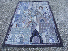Carica l&#39;immagine nel visualizzatore di Gallery, arazzo in cotone, lavorato artigianalmente a mano con tecnica patchwork.  tipici dell&#39;india del nord, in Rajasthan  l&#39;arazzo in casa è simbolo di fortuna e prosperità.  Pezzo Unico. Ideale come tessuto da appendere a parete ma si puo&#39; impiegare anche come tappeto.    Dimensioni 110x160cm