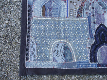 Carica l&#39;immagine nel visualizzatore di Gallery, arazzo in cotone, lavorato artigianalmente a mano con tecnica patchwork.  tipici dell&#39;india del nord, in Rajasthan  l&#39;arazzo in casa è simbolo di fortuna e prosperità.  Pezzo Unico. Ideale come tessuto da appendere a parete ma si puo&#39; impiegare anche come tappeto.    Dimensioni 110x160cm